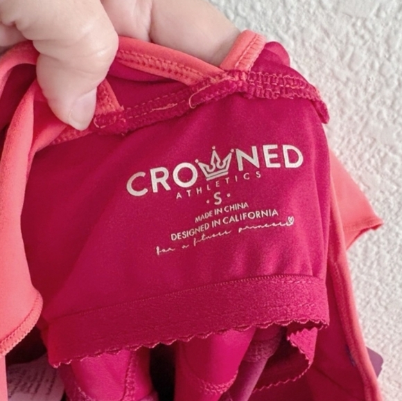 Crowned Athletics Sister Witch Pink Athletic Top Size Small Womens Hocus Pocus - Picture 5 of 6